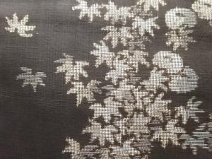 アンティーク　楓に万寿菊模様織出し本場泥大島紬着物（割り込み絣）